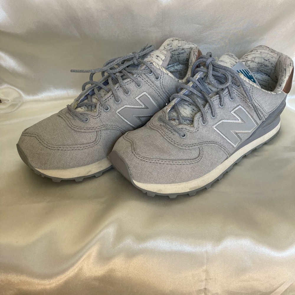 New Balance 574 Light Gray Denim/
Bronze Shoes Women's Size US 7 B
(WL574AEA)